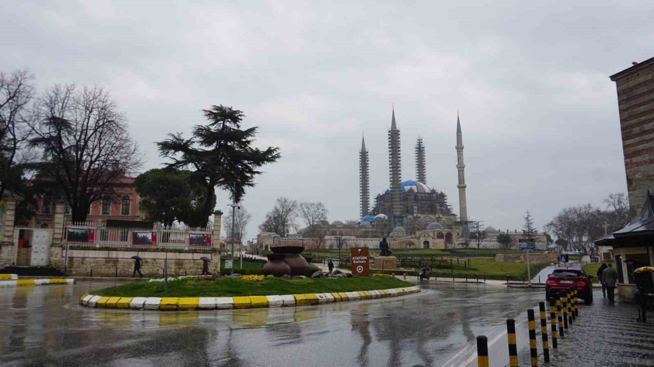 Edirne’de beklenen sağanak etkisini gösterdi