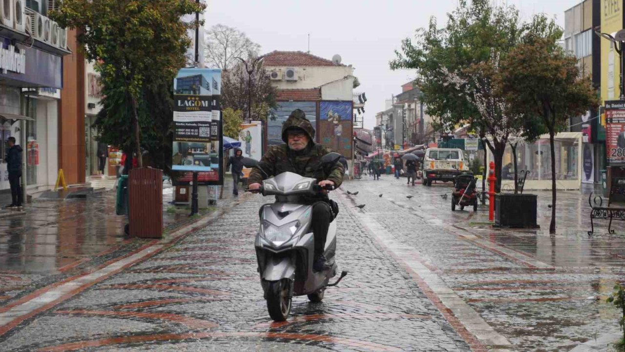 Edirne’de beklenen sağanak etkisini gösterdi