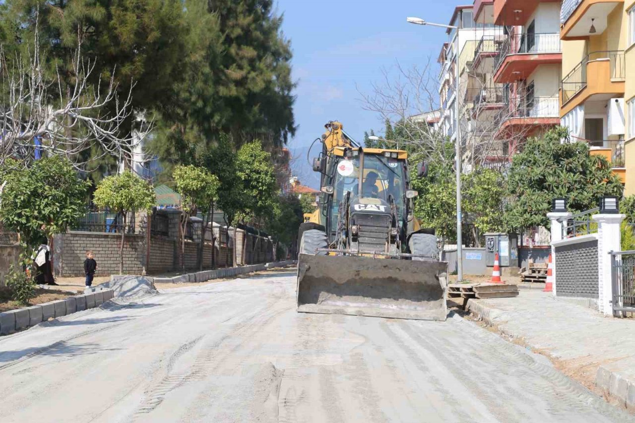 Efeler Belediyesi ekipleri Girne Mahallesi’ndeki yolları yeniliyor