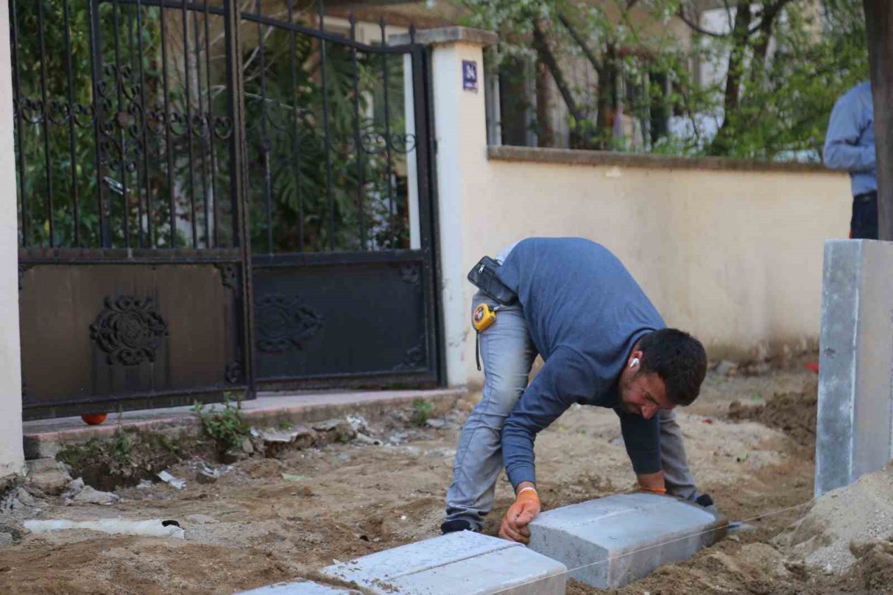 Efeler Belediyesi ekipleri Girne Mahallesi’ndeki yolları yeniliyor