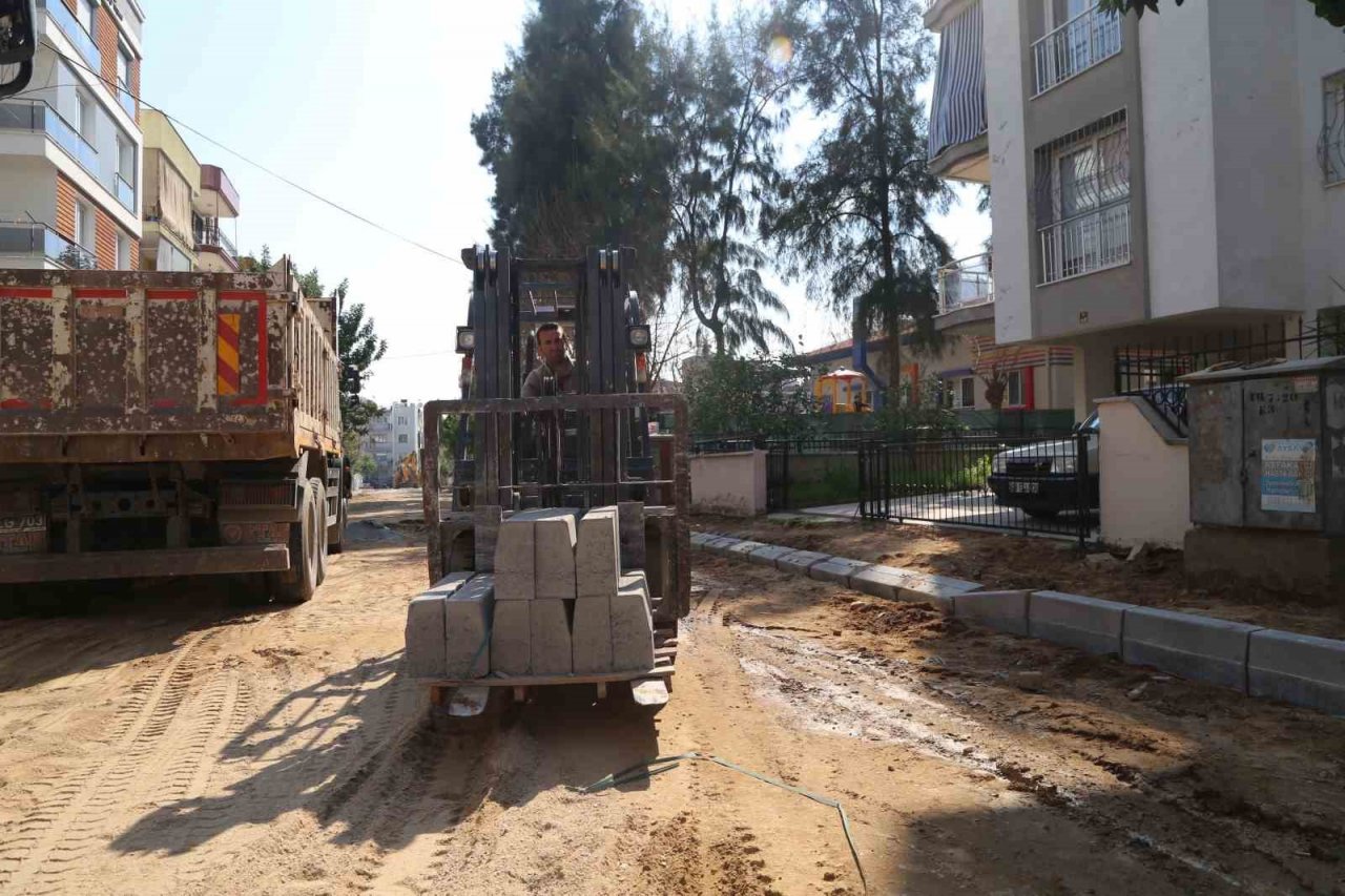 Efeler Belediyesi ekipleri Girne Mahallesi’ndeki yolları yeniliyor