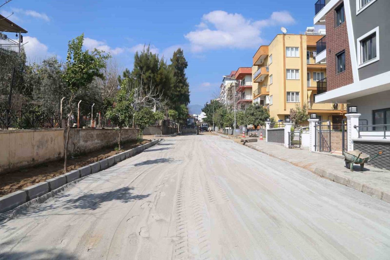 Efeler Belediyesi ekipleri Girne Mahallesi’ndeki yolları yeniliyor