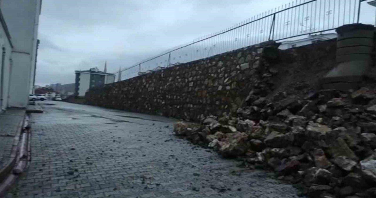 Elazığ’da sağanak sonrası istinat duvarı çöktü