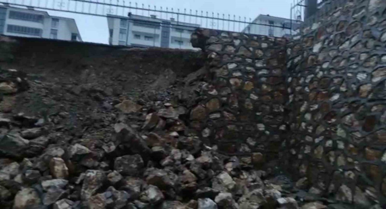 Elazığ’da sağanak sonrası istinat duvarı çöktü