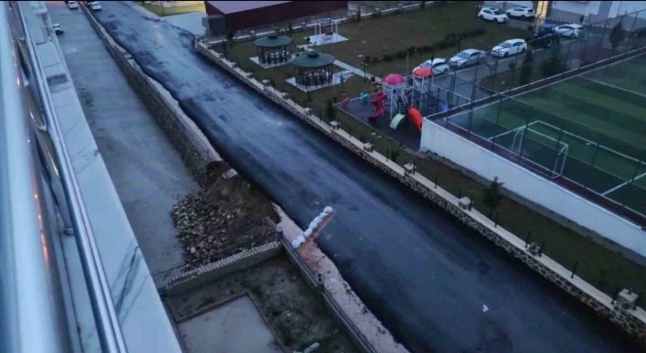 Elazığ’da sağanak sonrası istinat duvarı çöktü