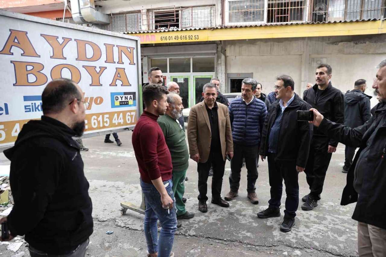 Bakan Dönmez, depremden etkilenen İskenderun’da esnafı ziyaret etti