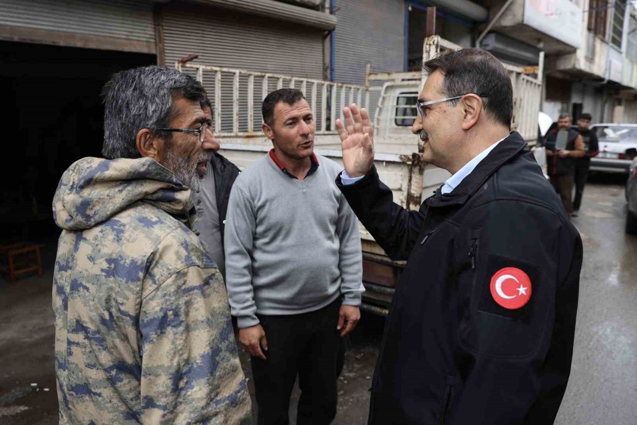 Bakan Dönmez, depremden etkilenen İskenderun’da esnafı ziyaret etti