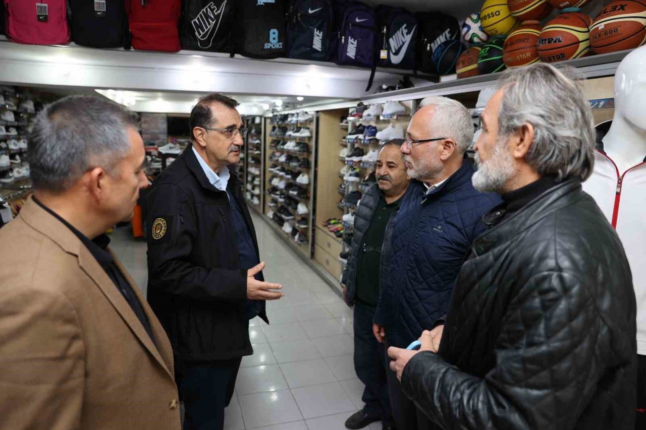 Bakan Dönmez, depremden etkilenen İskenderun’da esnafı ziyaret etti