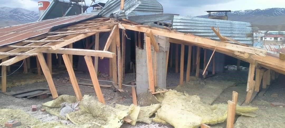 Erzincan’da fırtına sonrası oluşan hortum çatıları uçurdu