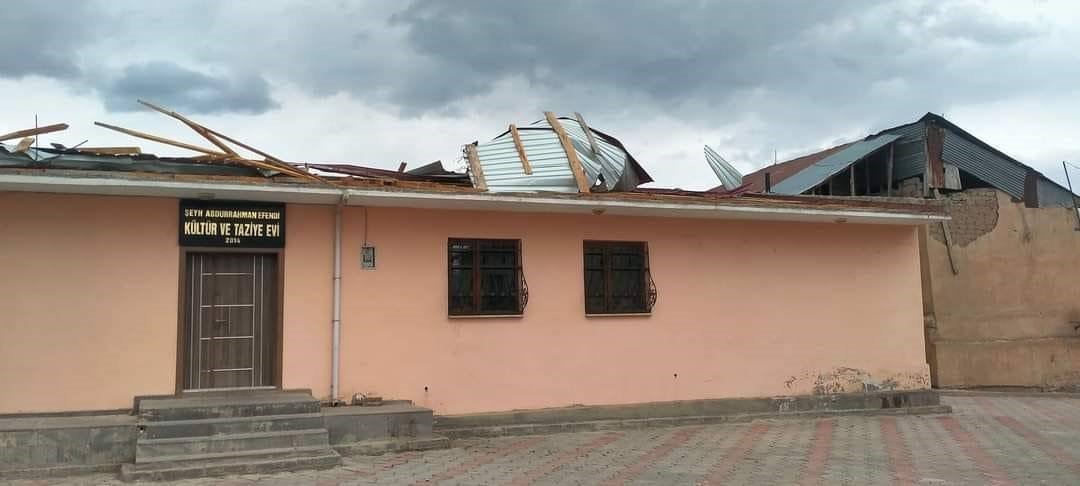 Erzincan’da fırtına sonrası oluşan hortum çatıları uçurdu