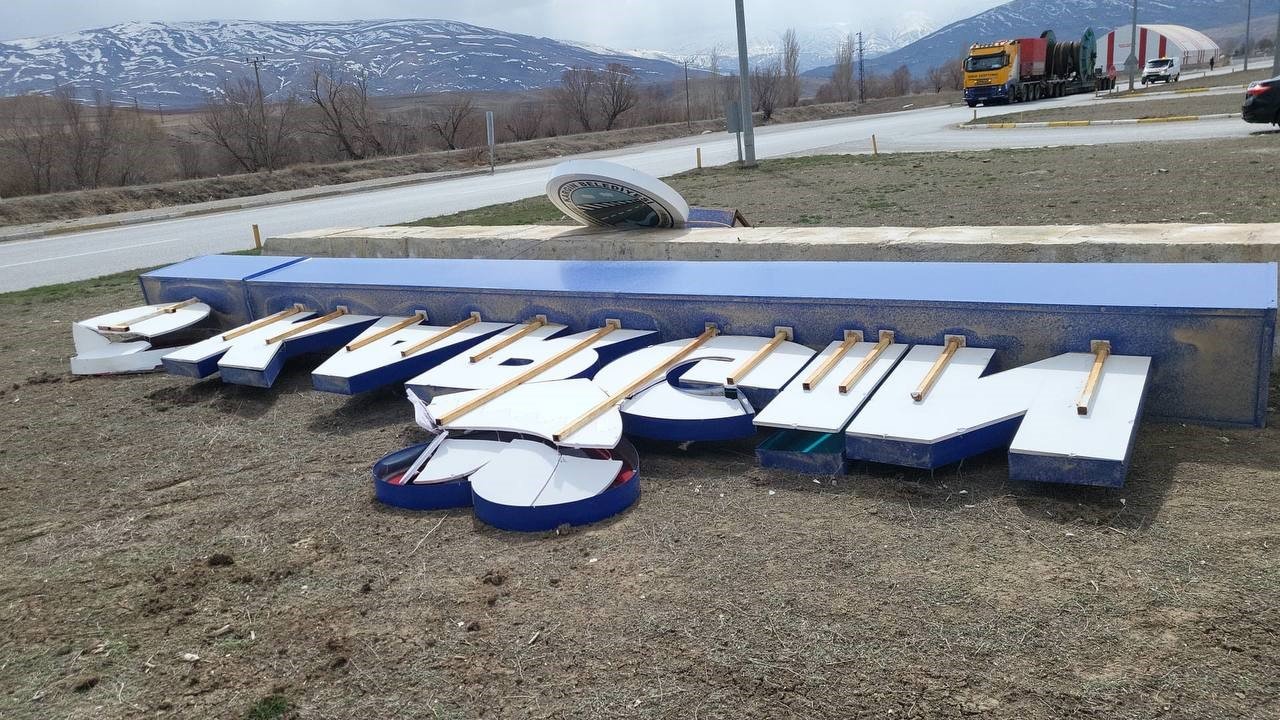 Erzincan’da fırtına sonrası oluşan hortum çatıları uçurdu