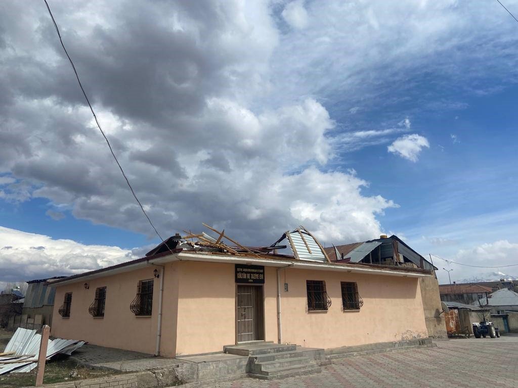 Erzincan’da fırtına sonrası oluşan hortum çatıları uçurdu