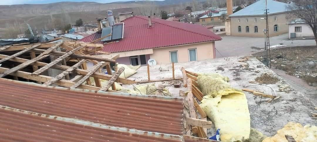 Erzincan’da fırtına sonrası oluşan hortum çatıları uçurdu
