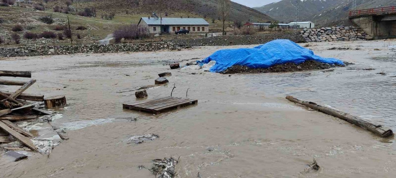 Derelerden taşan sel suları köy yollarını ulaşıma kapattı