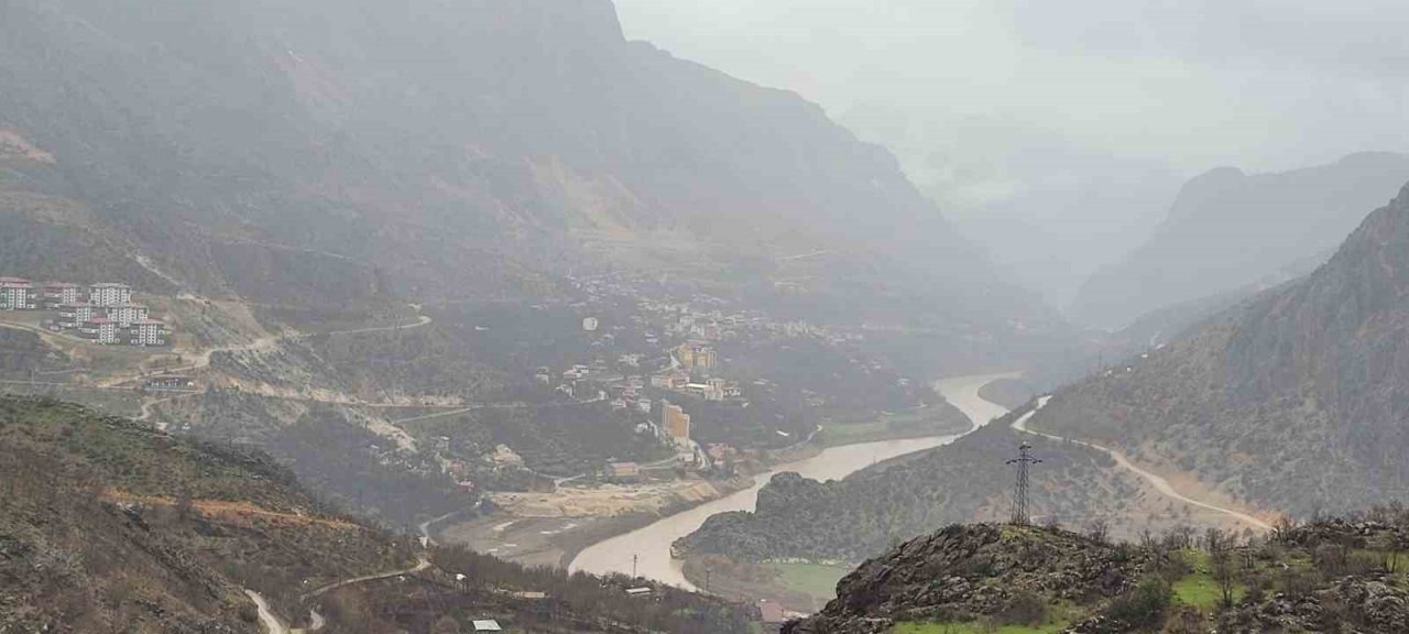 Derelerden taşan sel suları köy yollarını ulaşıma kapattı