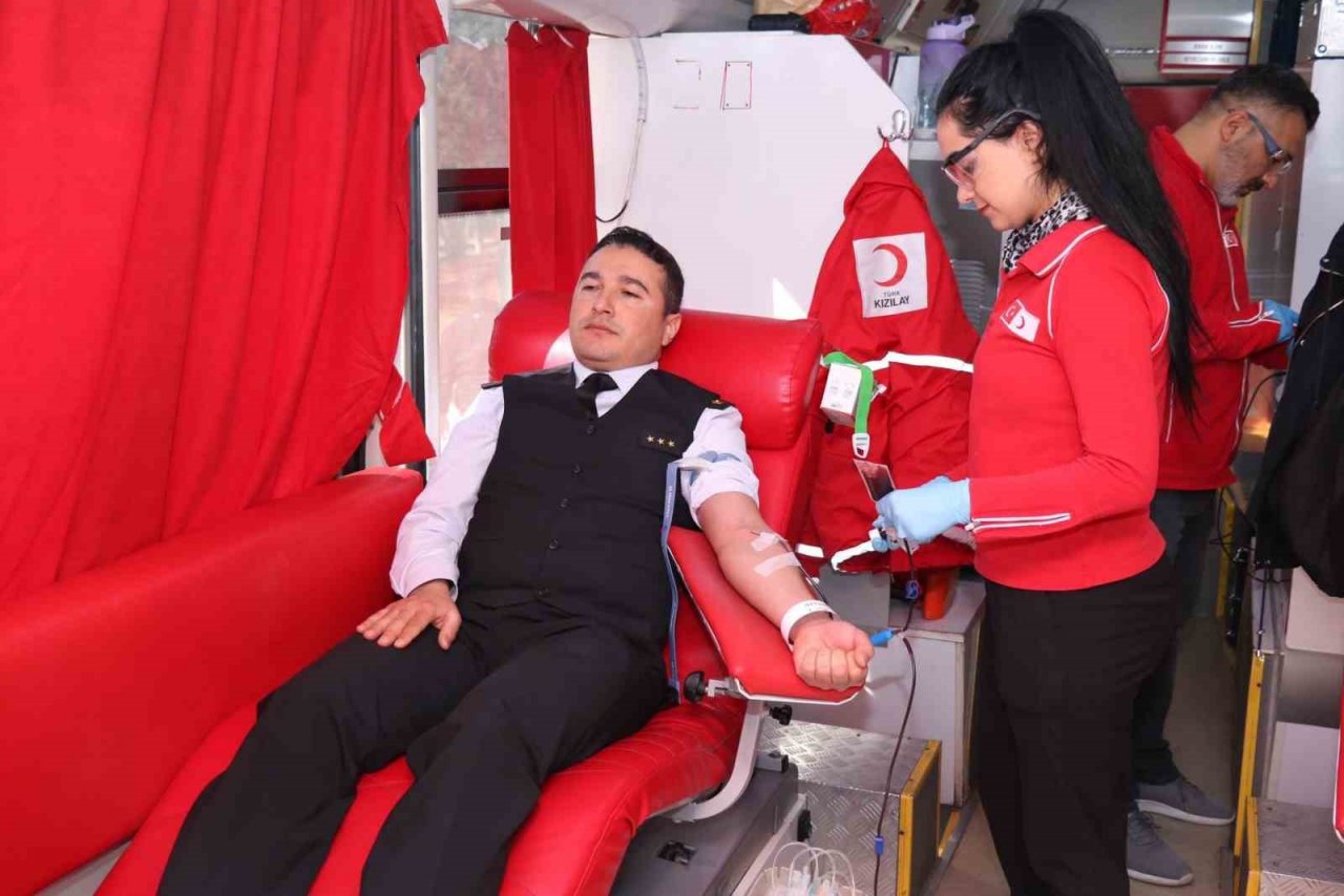 Jandarma personellerinden kan bağışı