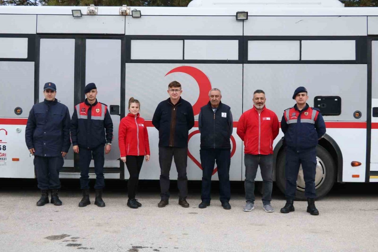 Jandarma personellerinden kan bağışı