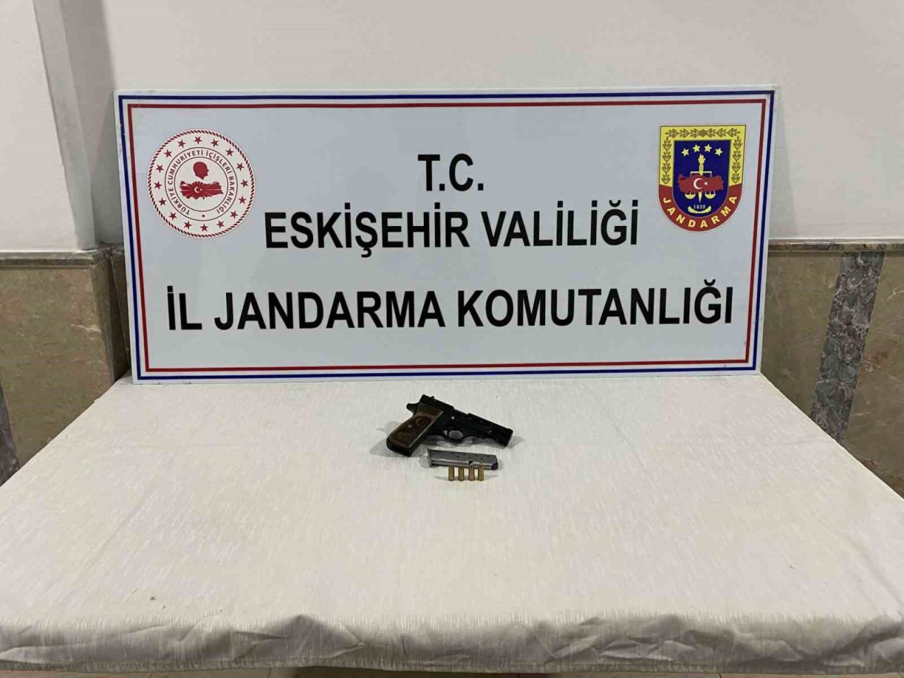 Jandarma denetiminde aracında tabanca bulunan şahıs gözaltına alındı