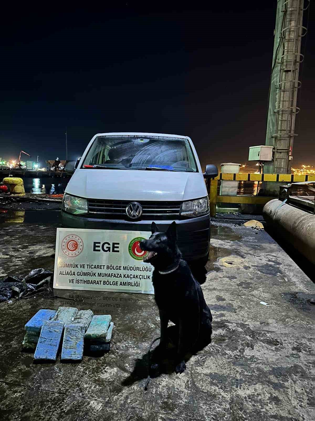 Teknenin karinasına gizlenen 22 kilo kokaini dalgıçlar çıkardı