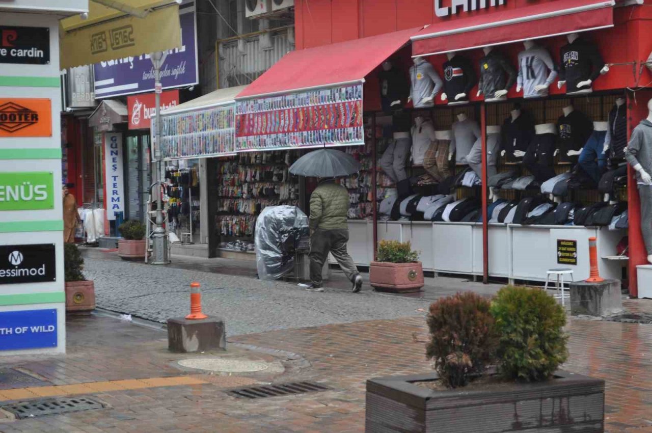 Eskişehir güne yağmurla uyandı