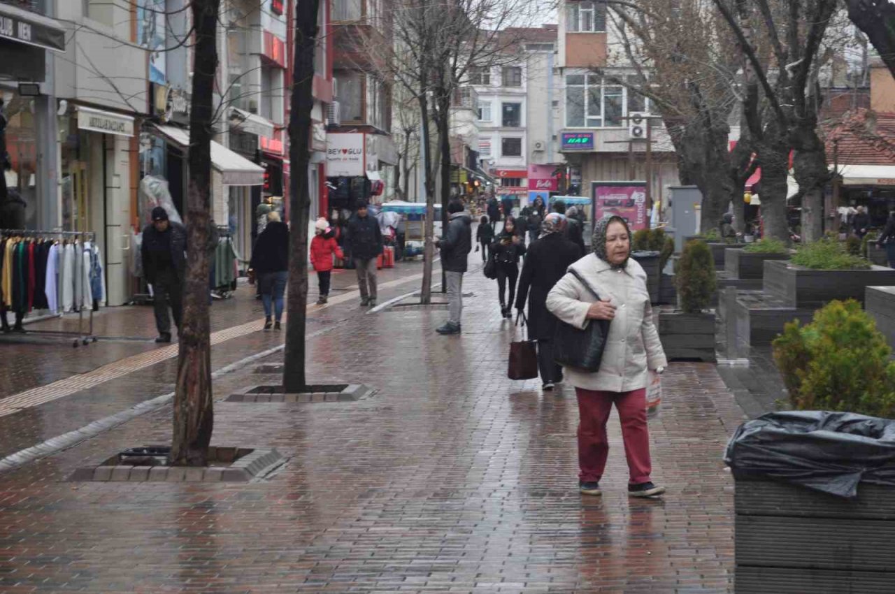 Eskişehir güne yağmurla uyandı