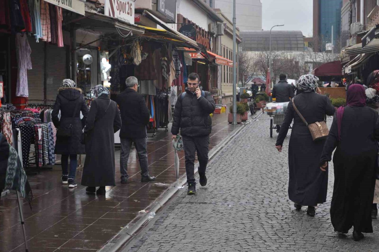 Eskişehir güne yağmurla uyandı