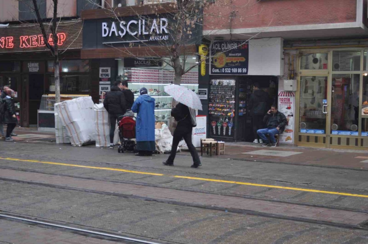 Eskişehir güne yağmurla uyandı