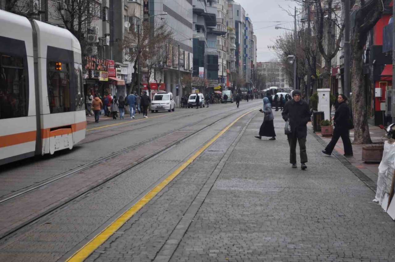 Eskişehir güne yağmurla uyandı