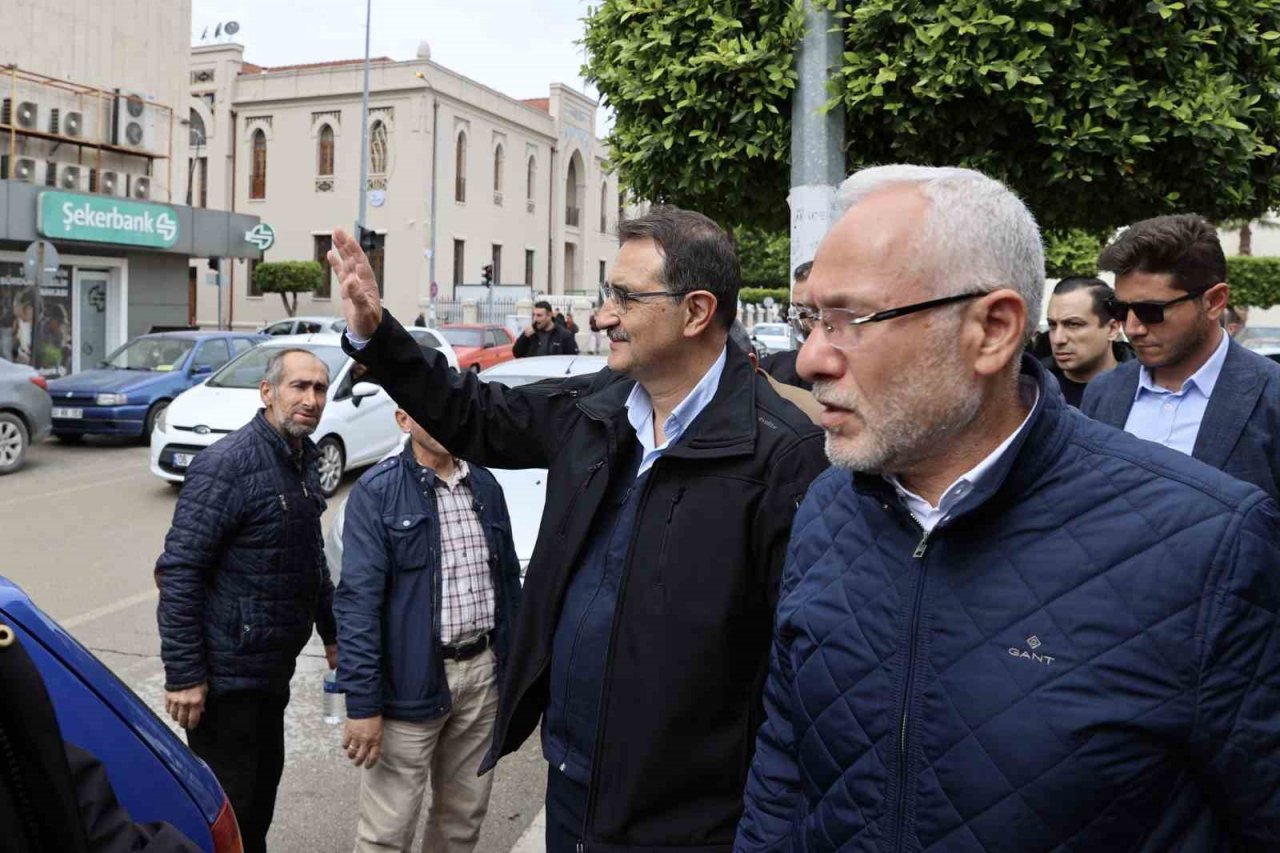 Bakan Dönmez, depremden etkilenen İskenderun’da esnafı ziyaret etti