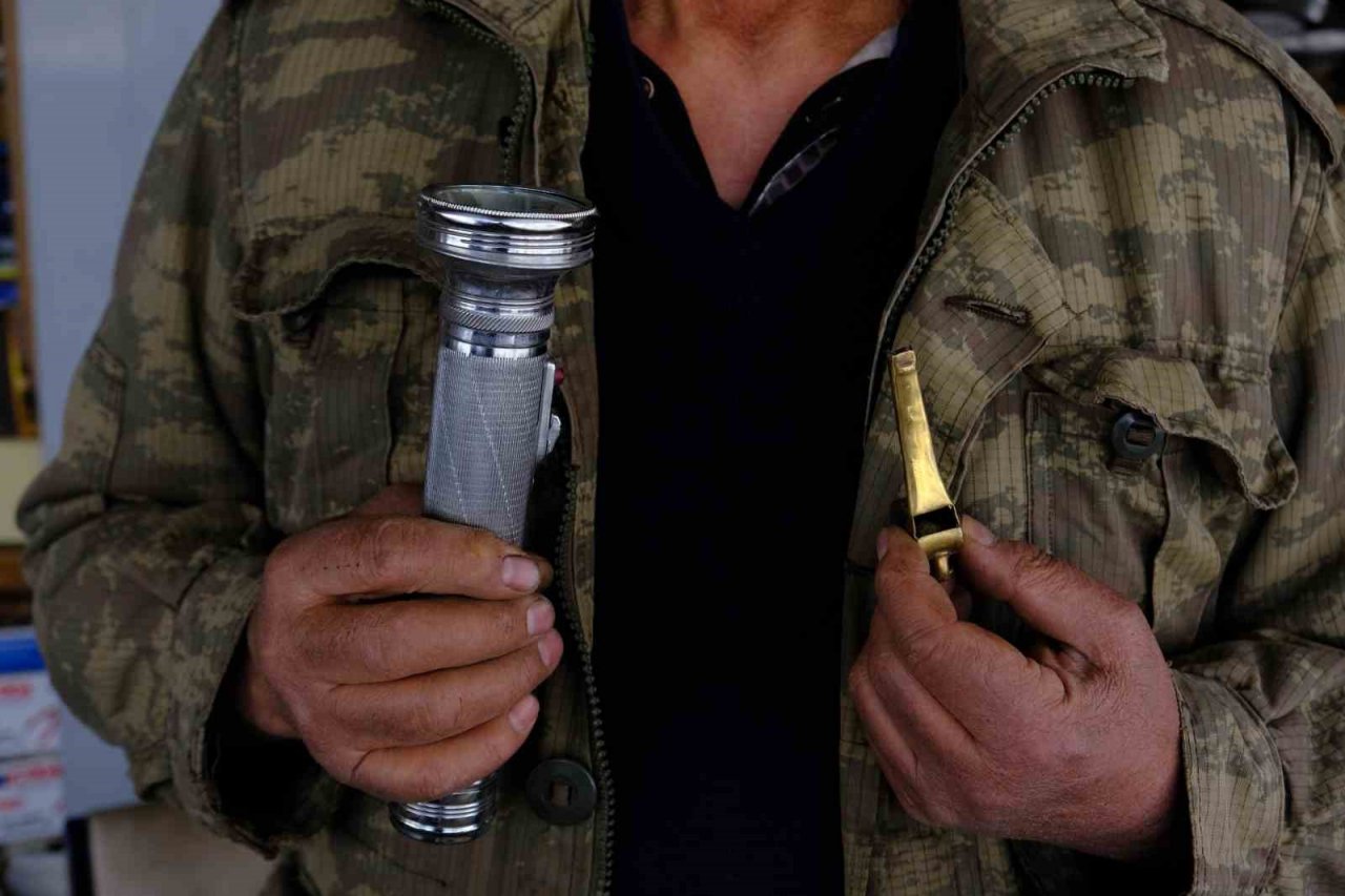 Antikacılarda da düdük ve el fenerine rağbet arttı