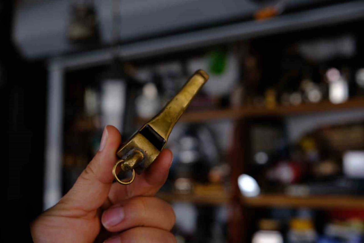 Antikacılarda da düdük ve el fenerine rağbet arttı