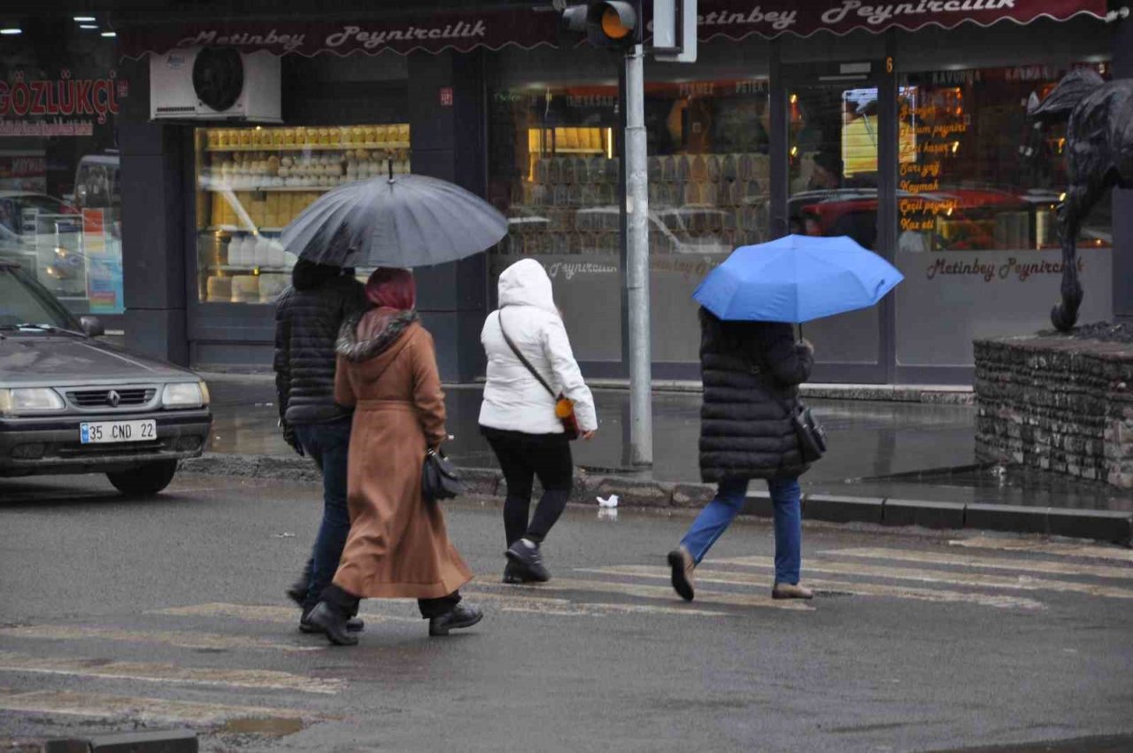 Kars’ta yağmur etkili oluyor