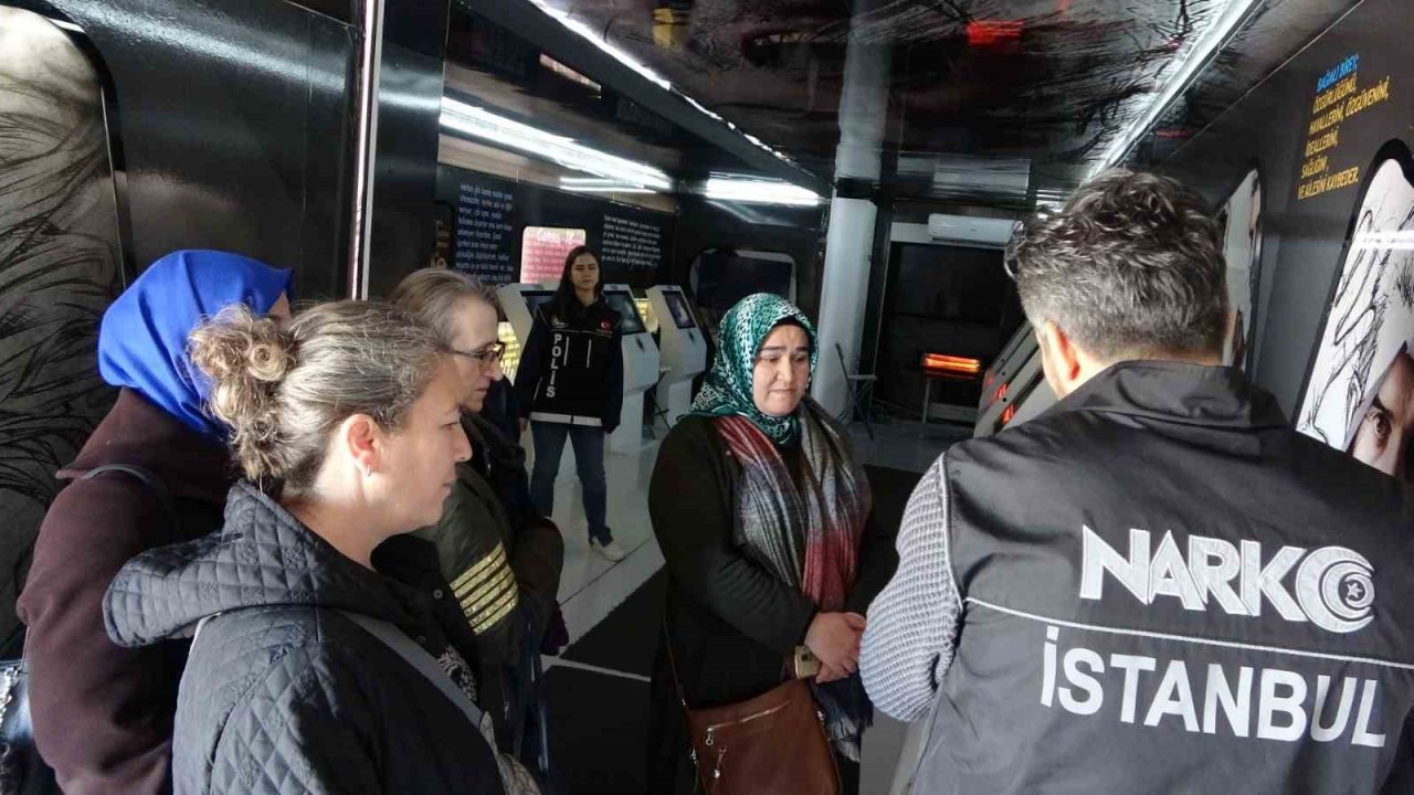 Kartal Meydanında bulunan ‘Narko Tır’ ile vatandaşa uyuşturucu hakkında bilgi veriliyor