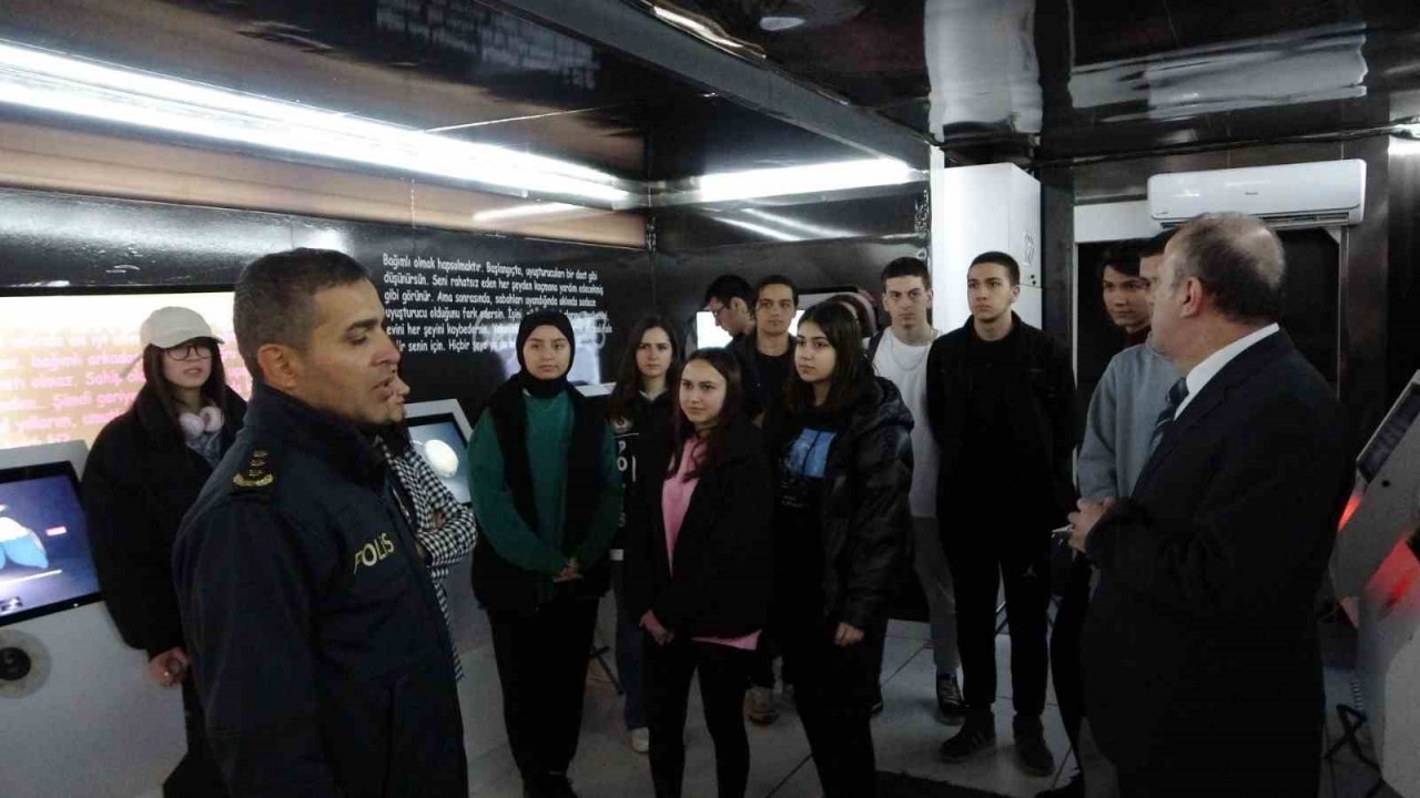 Kartal Meydanında bulunan ‘Narko Tır’ ile vatandaşa uyuşturucu hakkında bilgi veriliyor