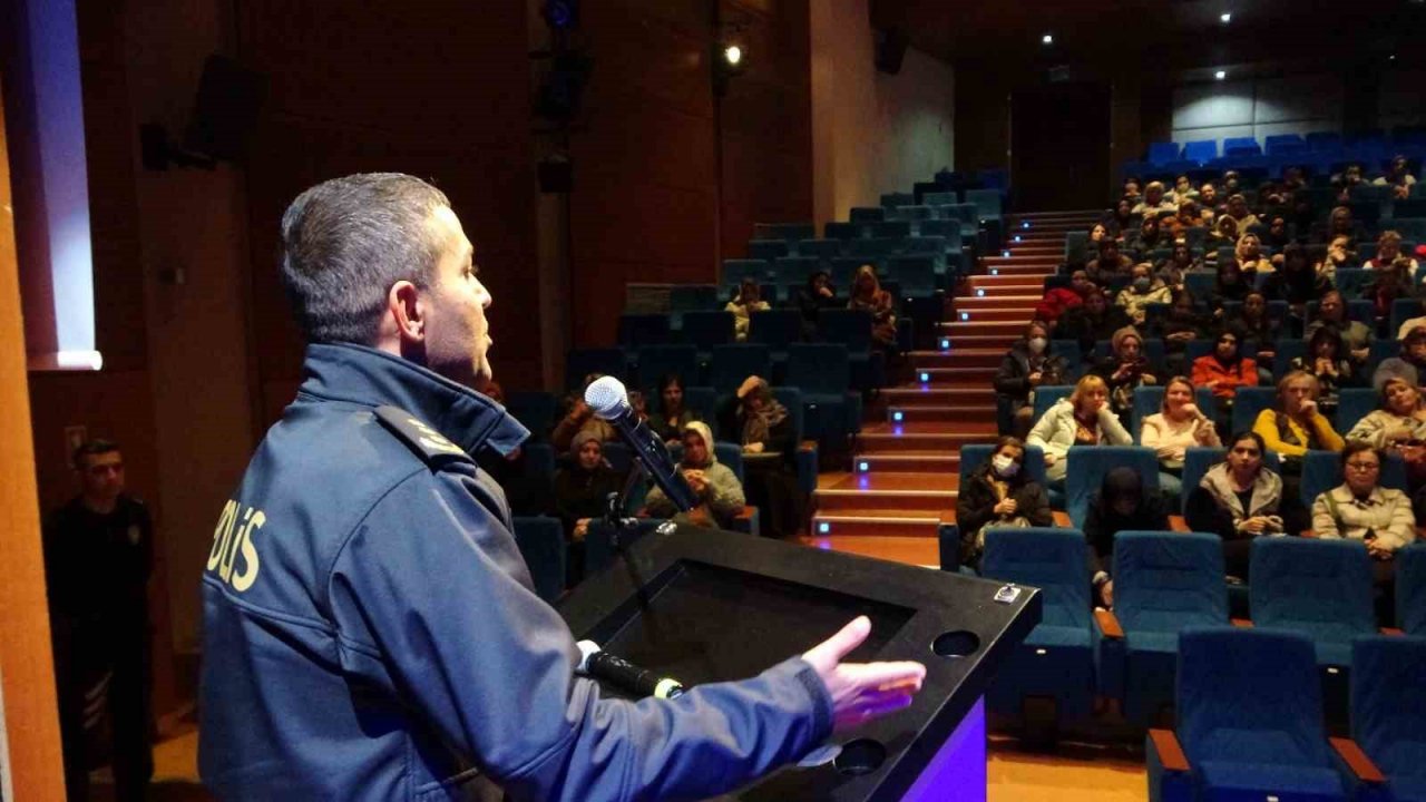 Kartal Meydanında bulunan ‘Narko Tır’ ile vatandaşa uyuşturucu hakkında bilgi veriliyor