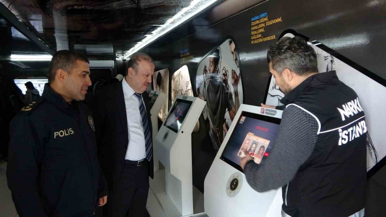 Kartal Meydanında bulunan ‘Narko Tır’ ile vatandaşa uyuşturucu hakkında bilgi veriliyor