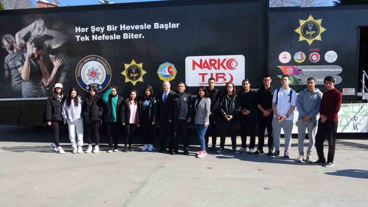 Kartal Meydanında bulunan ‘Narko Tır’ ile vatandaşa uyuşturucu hakkında bilgi veriliyor