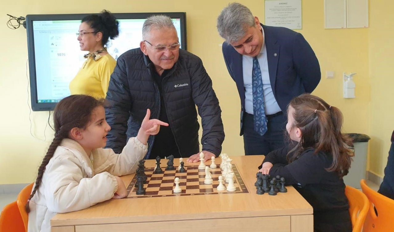 Başkan Büyükkılıç miniklerin hayır panayırını ziyaret etti