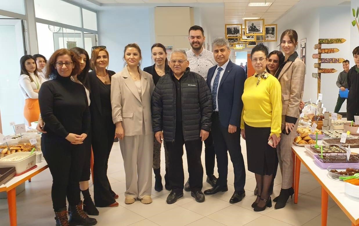 Başkan Büyükkılıç miniklerin hayır panayırını ziyaret etti