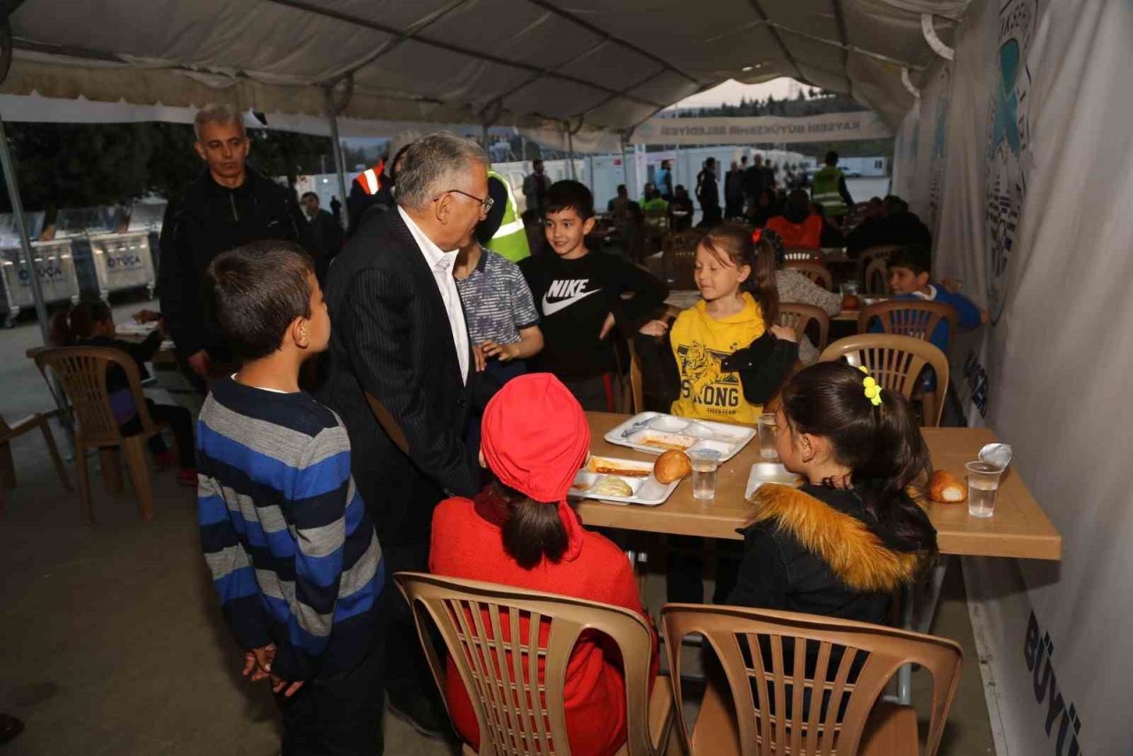 Büyükşehir’den gıdadan giyime, barınmadan altyapıya kadar deprem bölgelerine güçlü destek