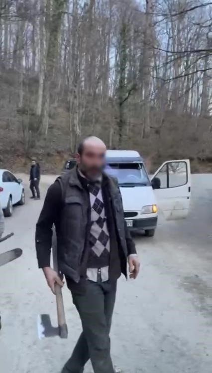 İstanbul’da baltalı oduncu dehşeti kamerada: Başına odunla vurulan genç felç kaldı