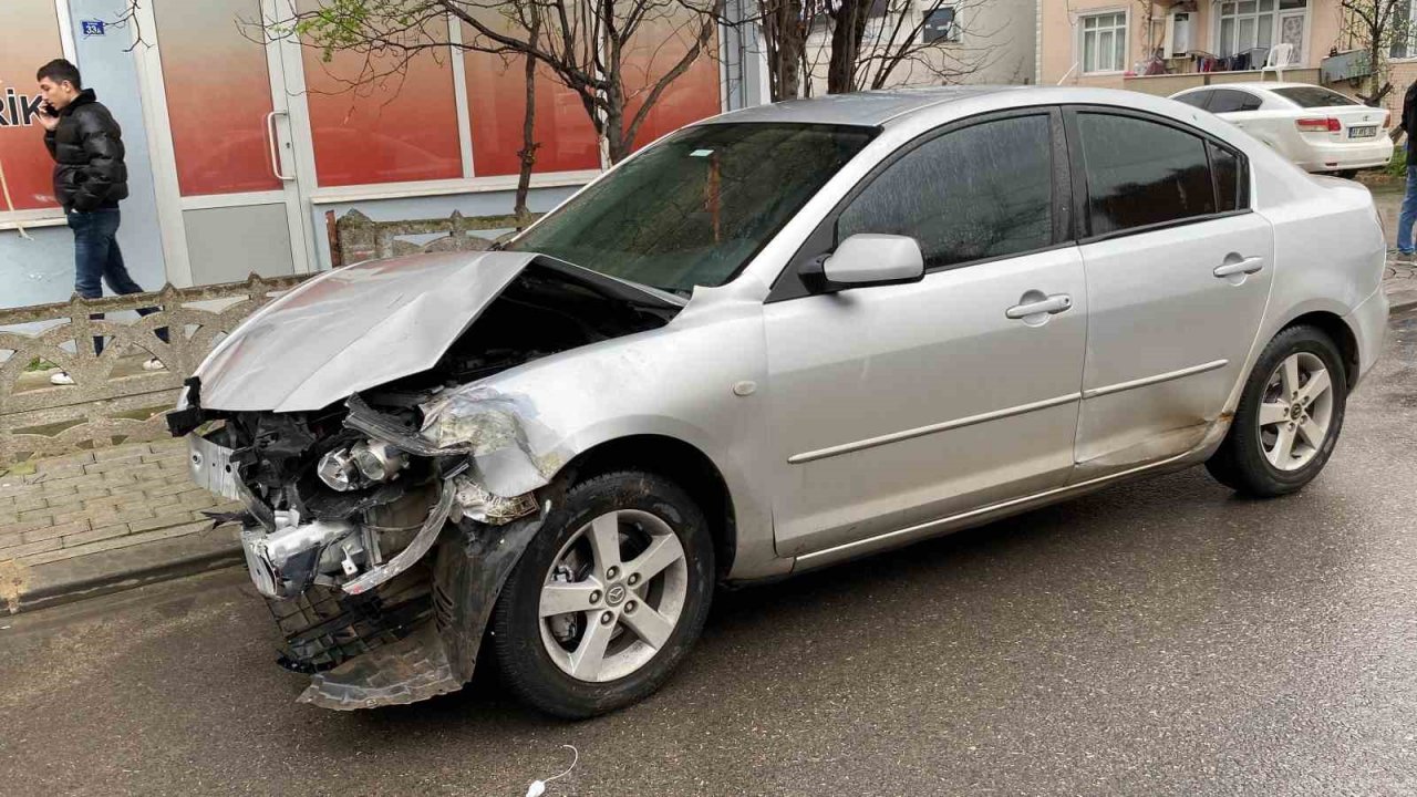 Çarpışan otomobillerden biri duvara çarparak durabildi: 1 yaralı