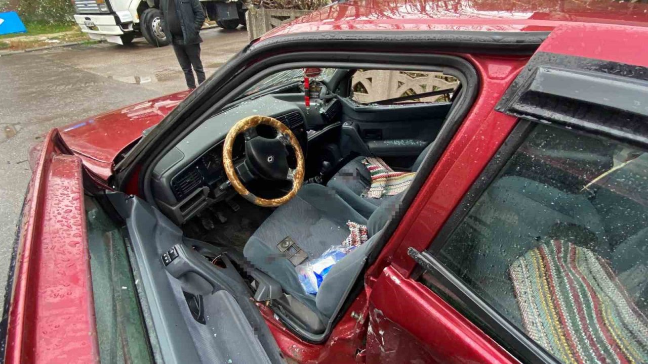 Çarpışan otomobillerden biri duvara çarparak durabildi: 1 yaralı
