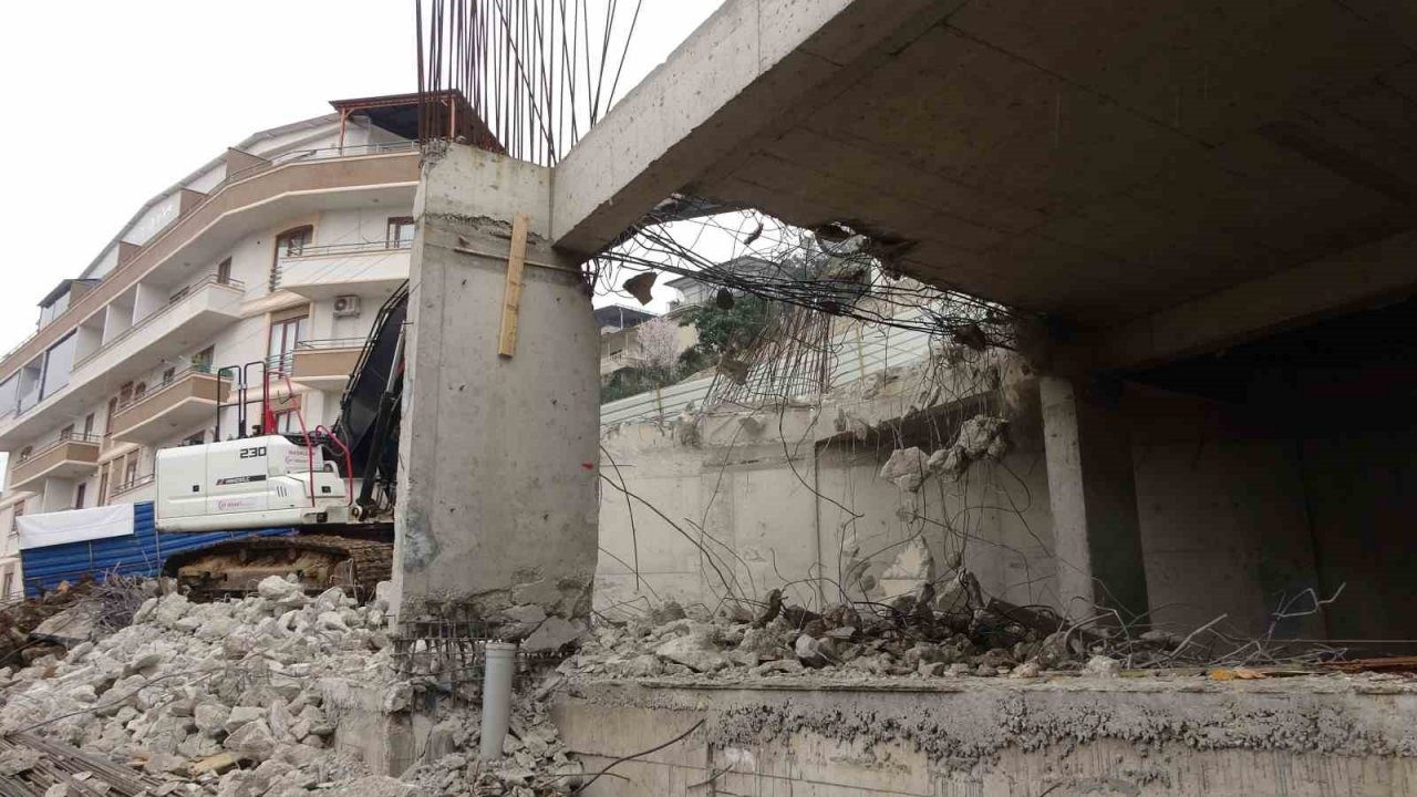 Kirişlerin toprakla doldurulduğu iddia edilmişti, yıkımına başlandı