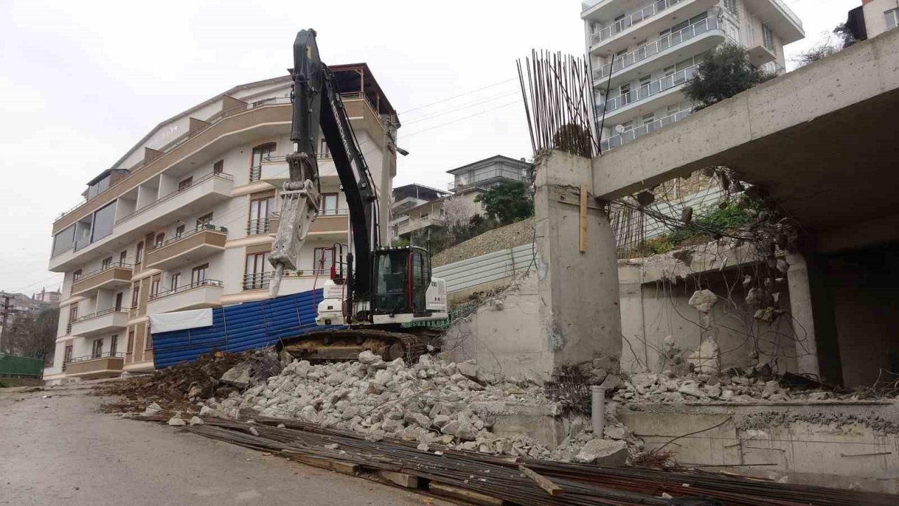 Kirişlerin toprakla doldurulduğu iddia edilmişti, yıkımına başlandı