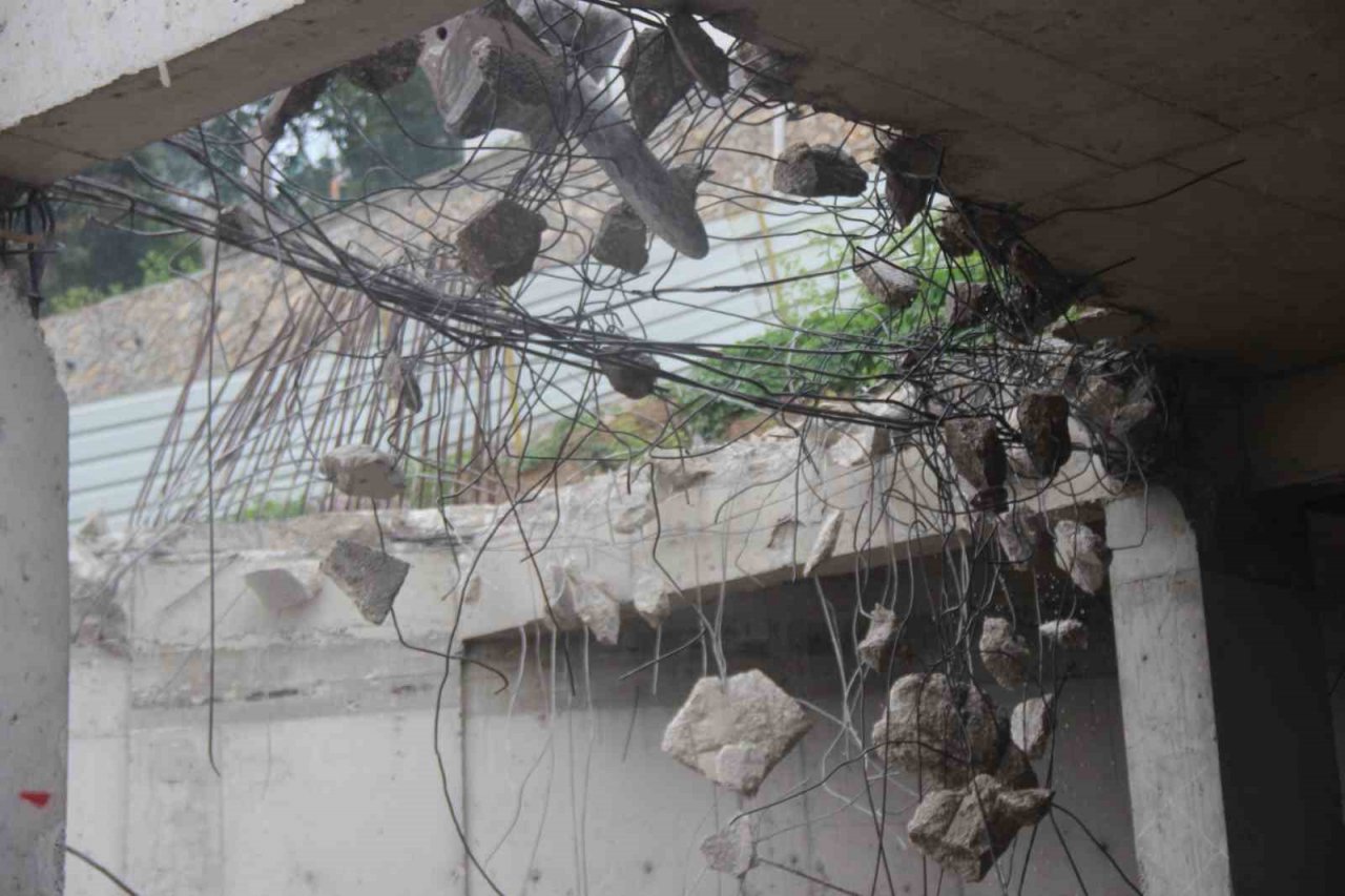 Kirişlerin toprakla doldurulduğu iddia edilmişti, yıkımına başlandı