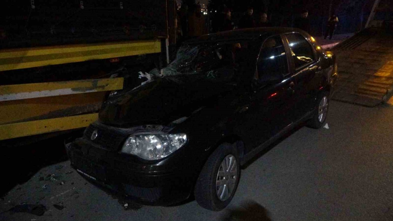 Otomobil tıra arkadan çarptı: 1’i çocuk 2 yaralı