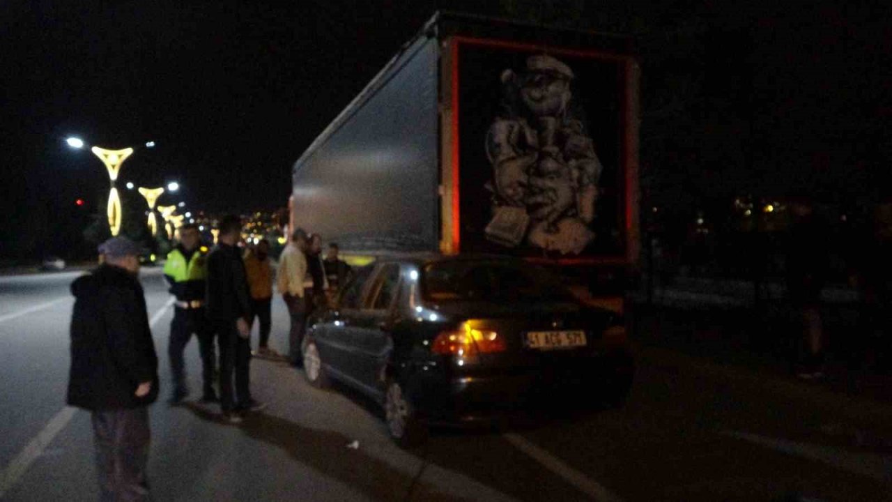 Otomobil tıra arkadan çarptı: 1’i çocuk 2 yaralı