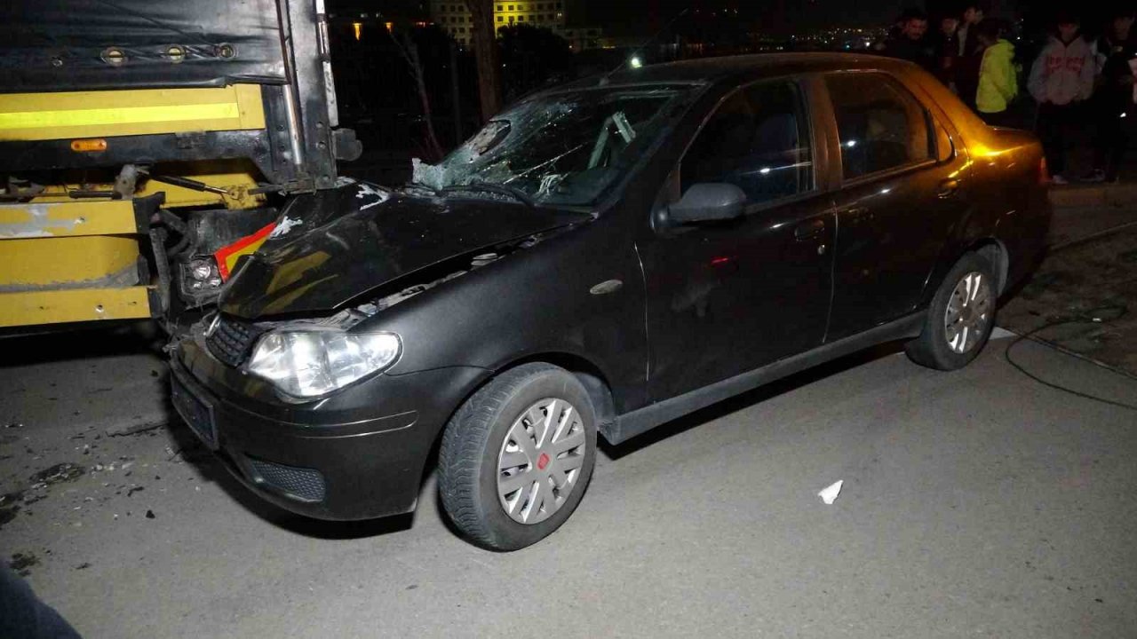 Otomobil tıra arkadan çarptı: 1’i çocuk 2 yaralı