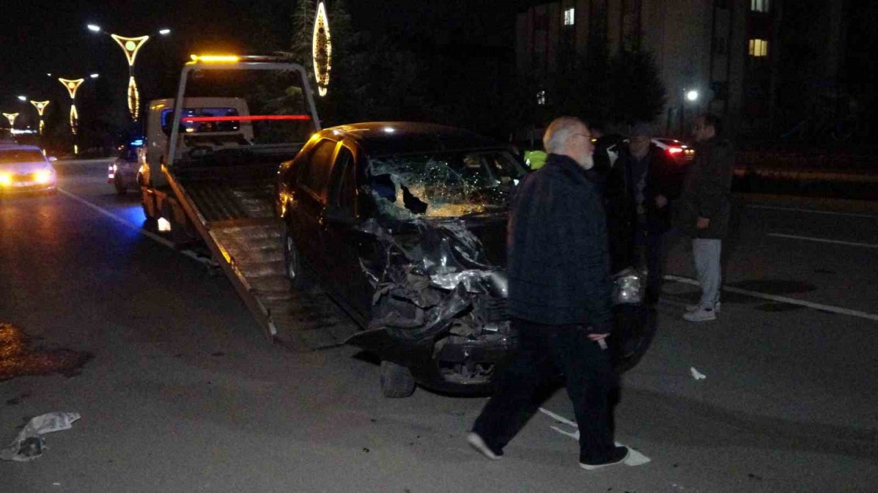 Otomobil tıra arkadan çarptı: 1’i çocuk 2 yaralı